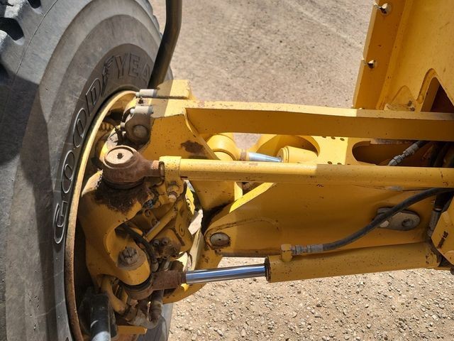 2013 John Deere 772GP